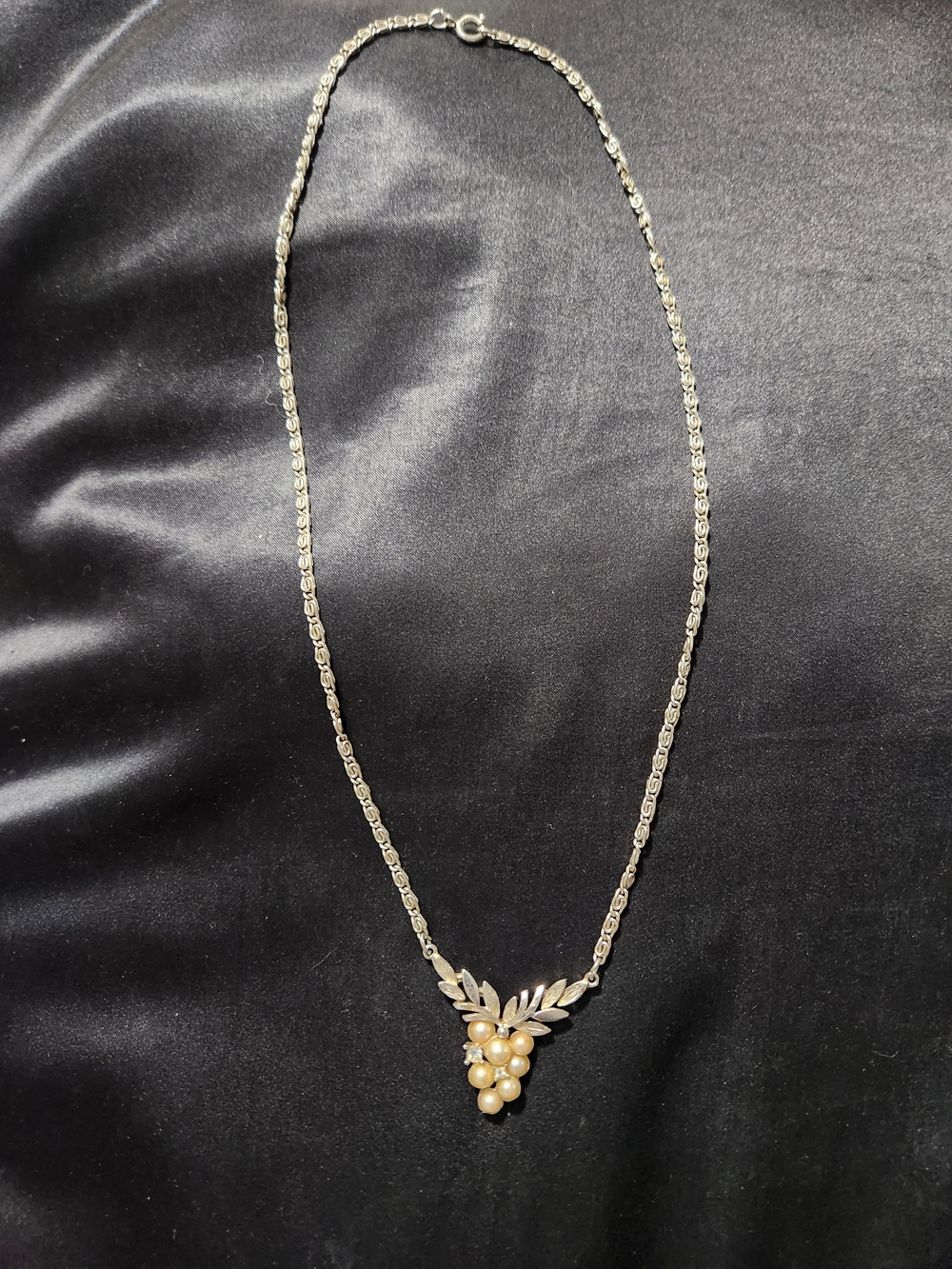 Avon Vintage Edwardian Silver Vine Pendant Necklace with Cream Pearls